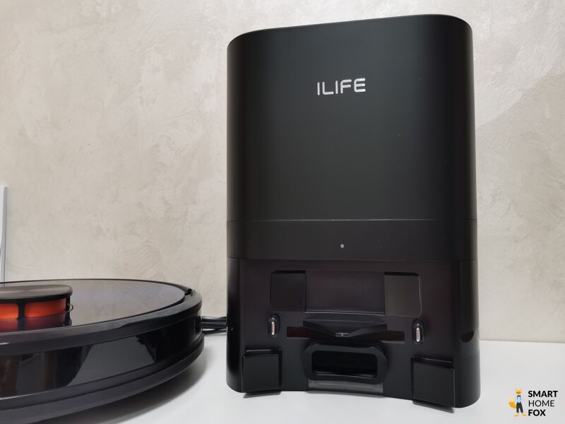 Док-станция самоочистки iLife T10s стоит на столе